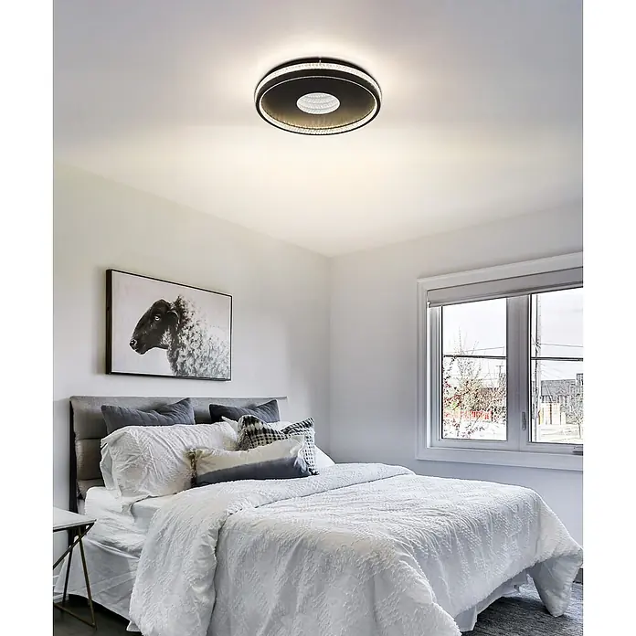 Globo LED-Deckenleuchte rund Shirley - 30 W, Ø x H: 41 x 6,5 cm - Eine runde, dunkle Deckenleuchte mit funkelnden Akzenten beleuchtet ein helles Schlafzimmer, bündig an der Decke montiert.