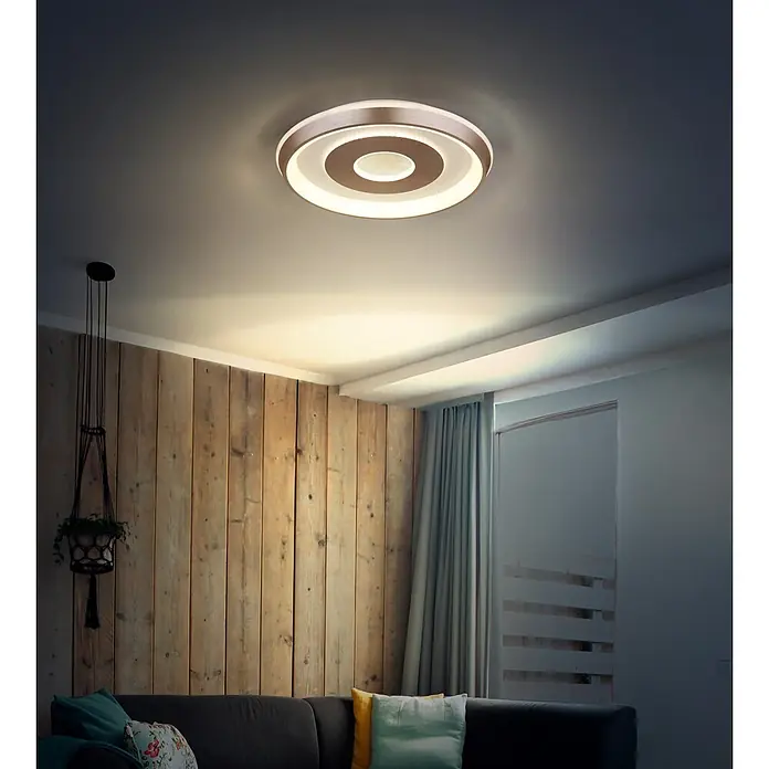 Globo LED-Deckenleuchte rund Williamson - Ø x H: 49 x 7 cm, Silber - Moderne runde LED-Deckenleuchte in Bronze, die ein Wohnzimmer beleuchtet.