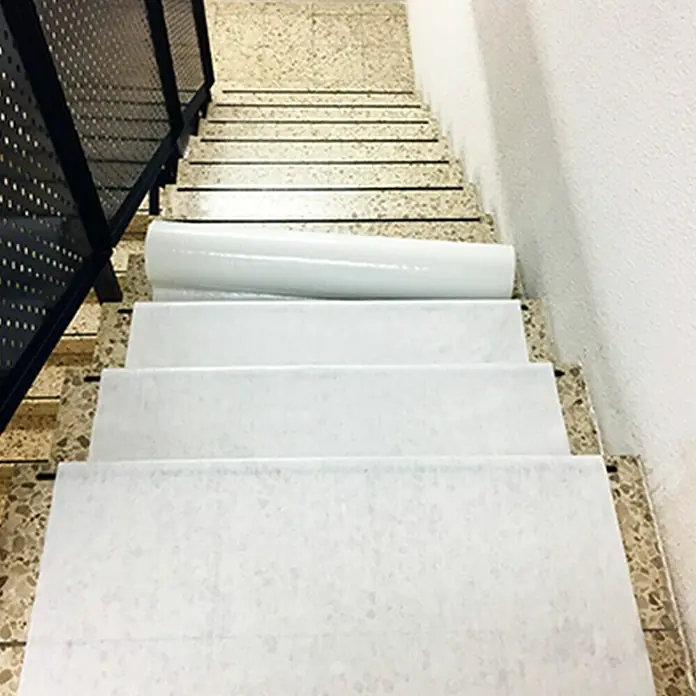 Abdeckvlies Universal- und Treppenschutz - 10 x 1 m - Treppenhaus mit Treppenschutzfolie zum Schutz vor Beschädigungen während Renovierungsarbeiten. Ideal für Handwerker und Umzüge.