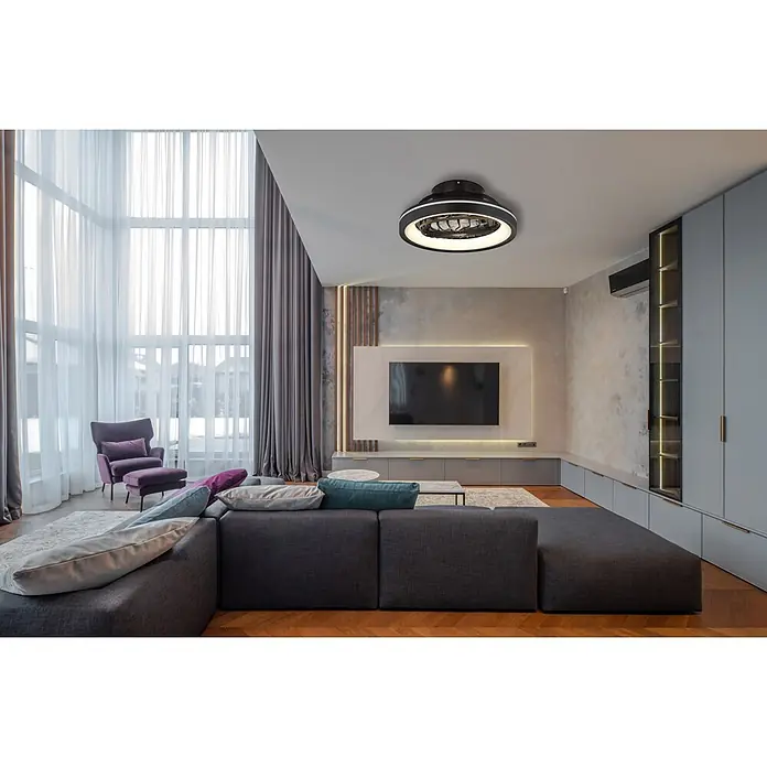Globo Deckenventilator Deanne - 40 W, Durchmesser: 480 mm - Moderne schwarze Deckenleuchte mit integriertem Ventilator und weißem LED-Ring, in einem zeitgenössischen Wohnzimmer montiert.