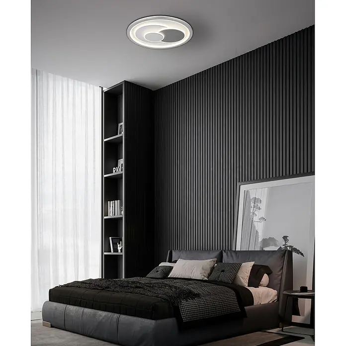 Globo LED-Deckenleuchte rund Ruiz - 36 W, Ø x H: 48 x 5,7 cm - Moderne runde LED-Deckenleuchte in Weiß/Silber, beleuchtet ein stilvolles Schlafzimmer.