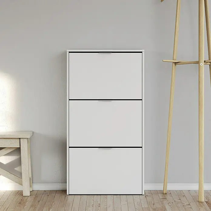 Zapatero Trine - L x An x Al: 22 x 60 x 113 cm, Blanco - Elegante zapatero blanco con tres compartimentos, que combina funcionalidad y diseño minimalista.