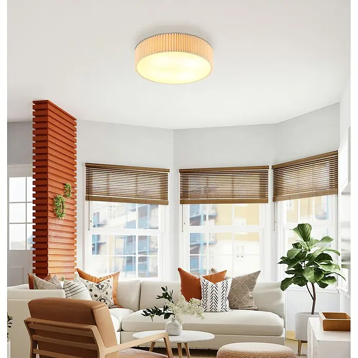 Globo LED-Deckenleuchte rund Page - 25 W, Ø x H: 53 x 13 cm - Runde Deckenleuchte mit geripptem hellem Holzschirm und weißem Diffusor, erhellt ein Wohnzimmer.