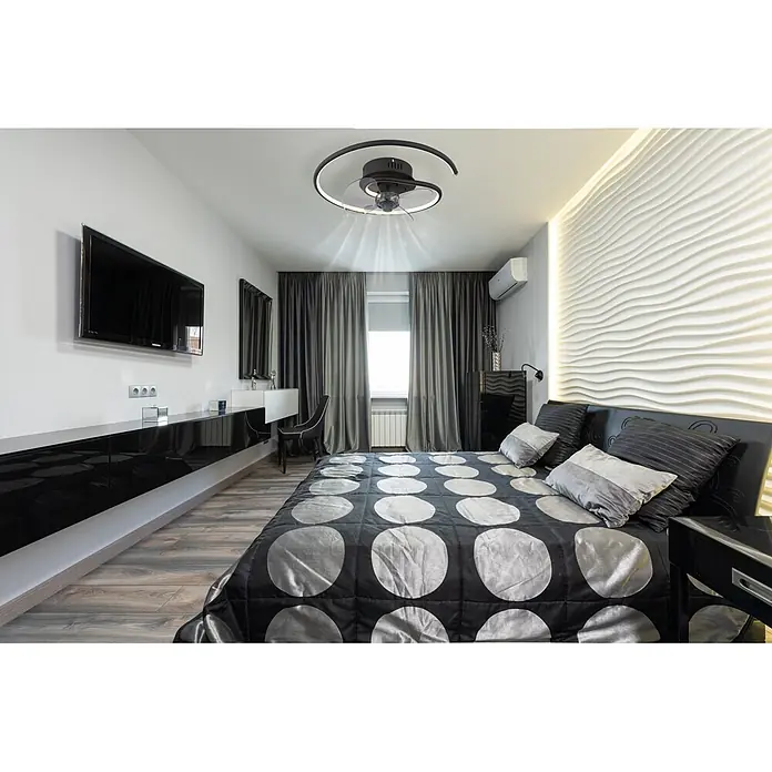Globo Deckenventilator Koren - 30 W, Durchmesser: 45 cm - Modernes Schlafzimmer mit schwarz-silbernem Bett, gewellter Akzentwand mit indirekter Beleuchtung und Deckenventilator. Wandfernseher vorhanden.