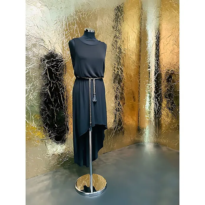 Wallface Wandpaneel 24944 CREPA Gold Wandverkleidung 3D spiegelnd gold 2,6 m2 - 2.600 x 1.000 mm - Schwarzes ärmelloses Kleid mit High-Low-Saum und goldener Kettengürtel mit Quasten, auf Schaufensterpuppe vor texturiertem goldenem Hintergrund.