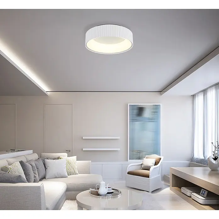 Globo LED-Deckenleuchte rund Kemp - 45 W, Ø x H: 460 x 130 mm, Warmweiß - Runde, weiße Deckenleuchte mit Rillenmuster beleuchtet ein modernes Wohnzimmer.