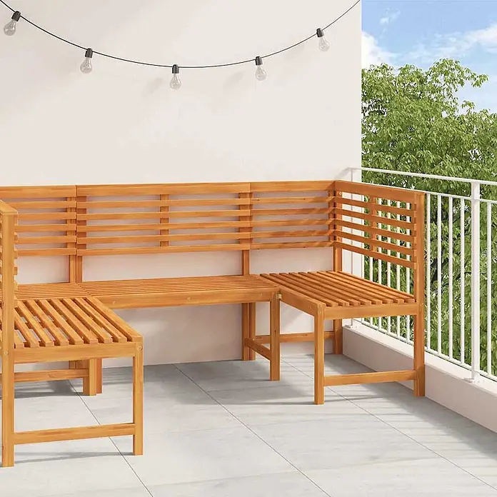 Furnicato Gartenbank - Massivholz Akazie, ohne Kissen - Hellbraune hölzerne L-förmige Eckbankgarnitur auf einem Balkon.