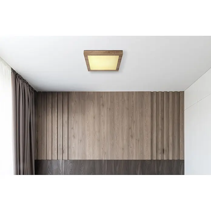 Globo LED-Deckenleuchte Xavvi - 16 W, Warmweiß, Braun, L x B x H: 35 x 35 x 6 cm - Quadratische Deckenleuchte mit Holzrahmen und warmweißem Licht, montiert über einer modernen Holzpaneelwand.