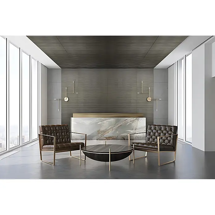 Wallface Wandpaneel 24960 NOTCH Smoke PF Wandverkleidung 3D seidenmatt grau 2,6 m2 - 2.600 x 1.000 mm - Zwei braune Chesterfield-Sessel mit Goldrahmen und ein schwarzer Couchtisch mit Gold in einer modernen Lounge.