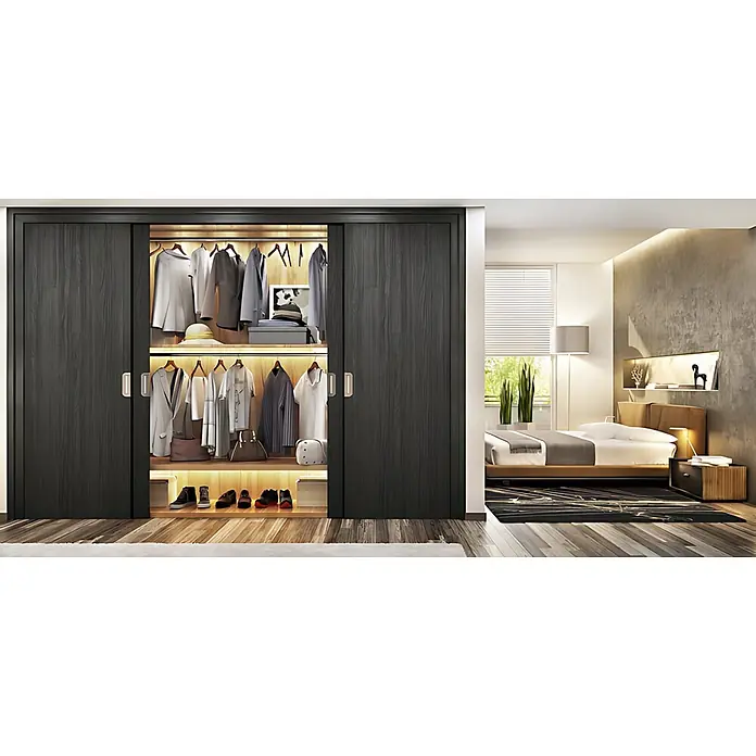 Wallface Wandpaneel 24949 DAKOTA Graphite Black Wandverkleidung Natur Dekor matt schwarz 2,6 m2 - 2.600 x 1.000 mm - Dunkler Holz-Schiebetürenschrank, teilweise geöffnet, mit Kleidung und Schuhen in einem modernen Schlafzimmer.