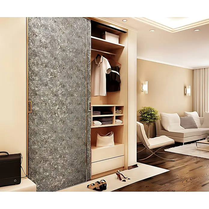 Wallface Wandpaneel 24972 VINTAGE Silver Wandverkleidung im Used look glänzend platin 2,6 m2 - silber, 2.600 x 1.000 mm - Strukturierte Schiebetür in Grau und Gold, die einen organisierten Kleiderschrank in einem modernen Wohnbereich zeigt.