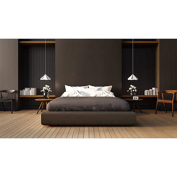 Wallface Wandpaneel 19765-NA Antigrav CORD Dove Tale Wandpaneel in Leder Optik braun 2,6 m2 - 2.600 x 1.000 mm - Ein modernes Schlafzimmer mit einem minimalistischen dunkelgrauen Bett mit weißer Bettwäsche, flankiert von Holztischen und Regalen.