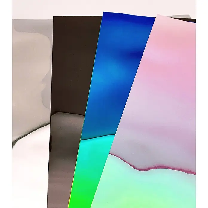 Wallface Wandpaneel 27207 OCEAN Aqua Wandpaneel in Metall-Optik holographisch blau 2,6 m2 - grün, 2.600 x 1.000 mm - Geschichtete Folienblätter in Silber, Braun, Blau, Grün und Pink.