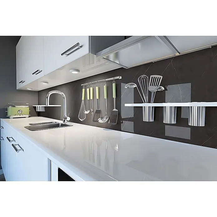 Wallface Wandpaneel 19344 MARBLE GREY Dekorpaneel in Marmor Optik glänzend anthrazit 2,6 m2 - grau, 2.600 x 1.000 mm - Moderne Küche mit glänzenden weißen Schränken, Arbeitsplatte, dunklem Spritzschutz und Edelstahlutensilien.