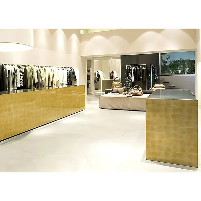 Wallface Wandpaneel 17840 LUXURY Wandpaneel Glas-Optik Cubes-Muster gold beige 2,60 qm - 2.600 x 1.000 mm - Geräumige, hell beleuchtete moderne Bekleidungsboutique, goldenen Theken und Kleiderständern.