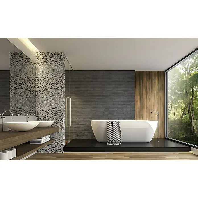 Wallface Wandpaneel 22787 Sessile OAK Wandverkleidung in Holz Optik matt braun 2,60 m2 - 2.600 x 1.000 mm - Modernes Badezimmer mit einer freistehenden weißen Badewanne, zwei Aufsatzwaschbecken auf einem Holzwaschtisch und einem großen Fenster mit Waldblick.
