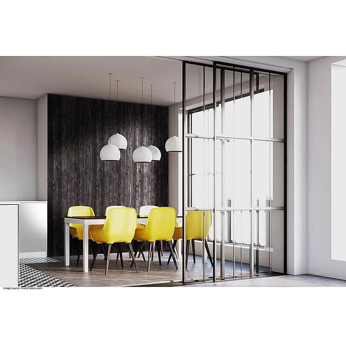 Wallface Wandpaneel 25549 Carbonized Wood Nature Wandpaneel Holz Optik matt schwarz 2,6 m2 - 2.600 x 1.000 mm - Modernes Esszimmer mit weißem Tisch, dunkler Platte und hellgelben Stühlen.