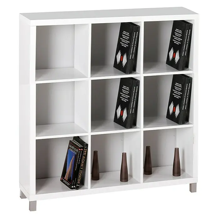 Estantería de madera Kubox - Al x An x Pr: 118 x 111 x 29 cm, Número de baldas: 9 ud., Blanco - Una estantería blanca con nueve compartimentos, algunos llenos de libros y jarrones decorativos, ofrece soluciones de almacenamiento elegantes.
