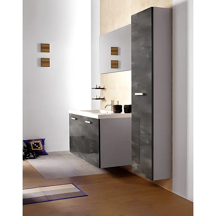 Wallface Wandpaneel 20223 GENESIS Grey Design Wandpaneel Glas Marmor glänzend grau 2,6 m2 - 2.600 x 1.000 mm - Moderne Badmöbel mit Waschtisch und Hochschrank in dunkelgrauer Textur, weißem Waschbecken und Holzakzenten.