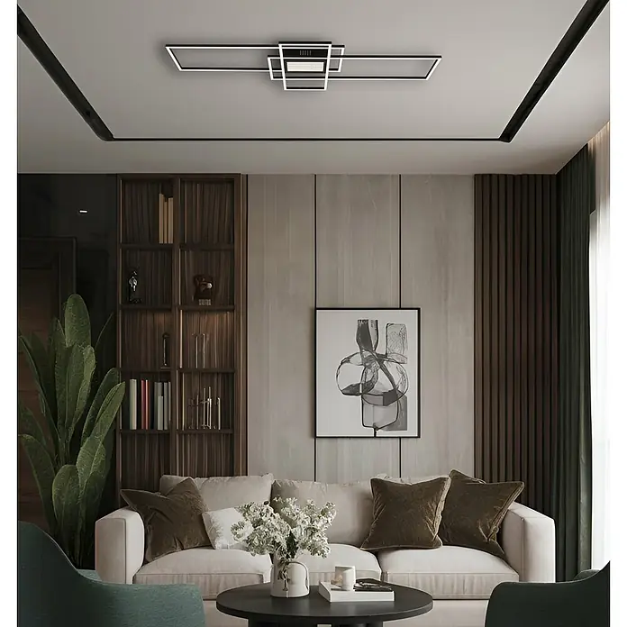 Globo LED-Deckenleuchte Saunders - 60 W, L x B x H: 1.108 x 420 x 68 mm - Moderne schwarze, rechteckige LED-Deckenleuchte mit beleuchteten Streifen, an heller Decke in einem modernen Wohnzimmer installiert.