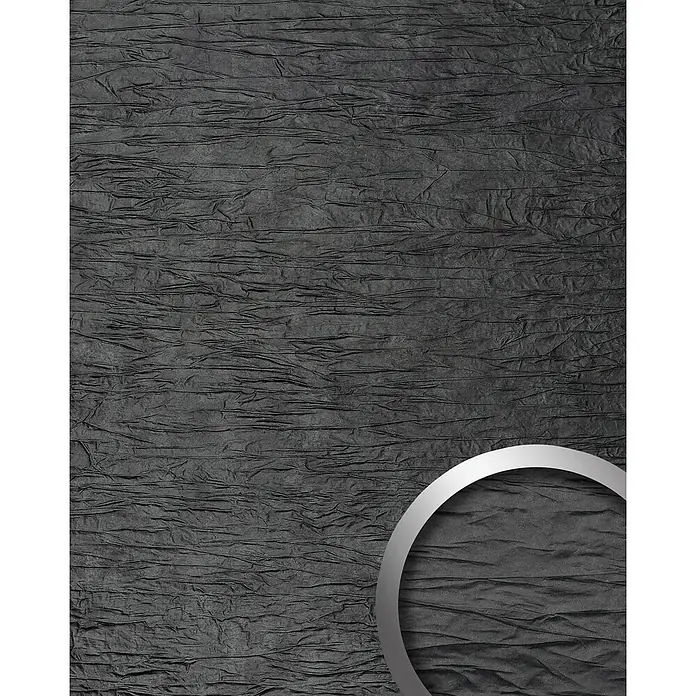 Wallface Wandpaneel 24941 CRASHED CLASSY Black Wandverkleidung 3D seidenmatt schwarz 2,6 m2 - 2.600 x 1.000 mm - Dunkelgraue, horizontal geraffte Textiltextur mit teilweisem metallischem Silberring-Overlay.