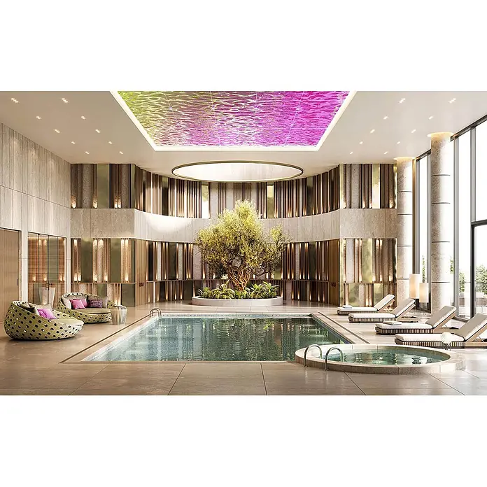 Wallface Wandpaneel 27048 OCEAN Hollywood Wandpaneel Metall-Optik holographisch pink 2,6 m2 -  - Luxuriöser Indoor-Spa-Bereich mit Pool, Whirlpool, Liegen und zentralem Baum unter einer lebhaften, farbigen Decke.