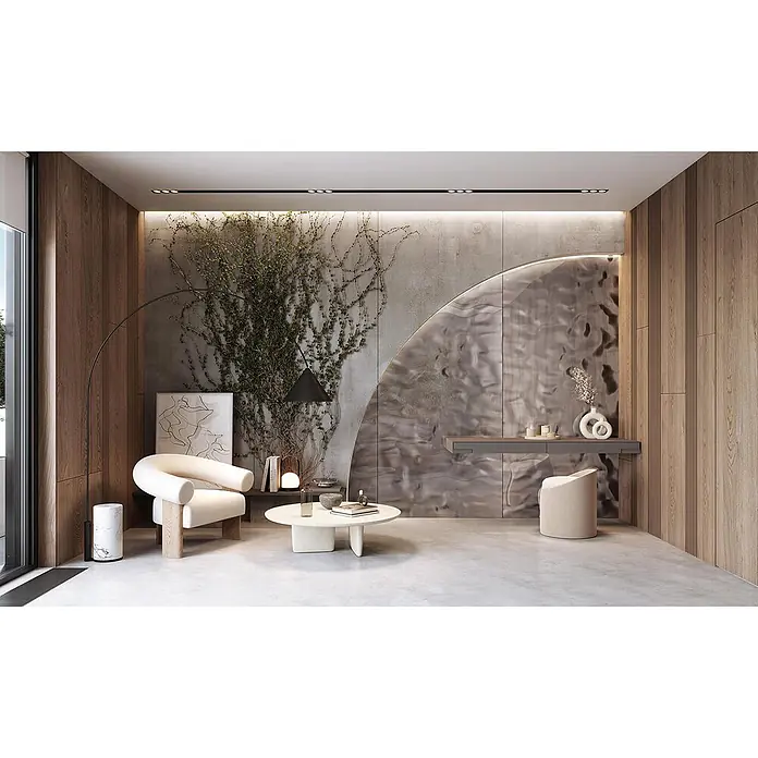 Wallface Wandpaneel 27049 OCEAN Anthracite Wandpaneel Metall-Optik spiegelnd grau 2,6 m2 - grau-braun - Ein modernes Wohnzimmer mit cremefarbenem gebogenem Sessel, weißem Couchtisch und Akzentwand mit Efeu und metallischer Wellenplatte.