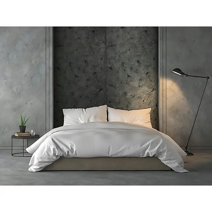Wallface Wandpaneel 24963 CLASSY Wandverkleidung Natur Dekor seidenmatt anthrazit 2,6 m2 - 2.600 x 1.000 mm - Ein Bett mit sauberer weißer Bettwäsche und Kissen in einem modernen Schlafzimmer im Industriestil, beleuchtet von einer Stehlampe.