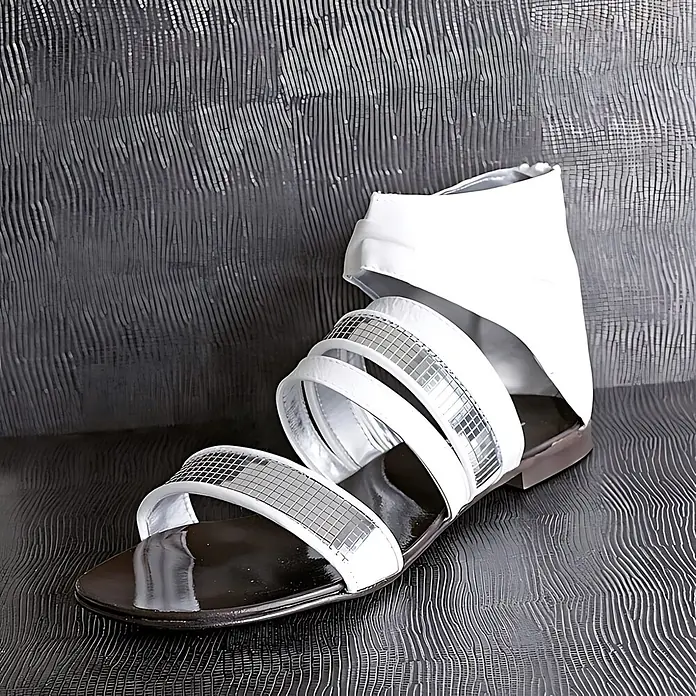 Wallface Wandpaneel 31667 LEGUAN Design Leder Blickfang Wand-paneel silber 2,60 qm - grau-beige - Weiße Gladiatorsandale mit silbernen reflektierenden Riemen und dunkler Sohle.