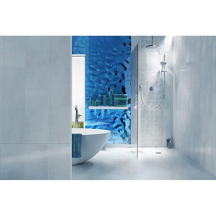Wallface Wandpaneel 27047 OCEAN Ice Blue Wandpaneel Metall-Optik blau lichtblau 2,6 m2 - hell-blau, 2.600 x 1.000 mm - Modernes Badezimmer mit freistehender Wanne, Glasdusche, blauer Akzentwand und hellen Fliesen, dekoriert mit Badzubehör.