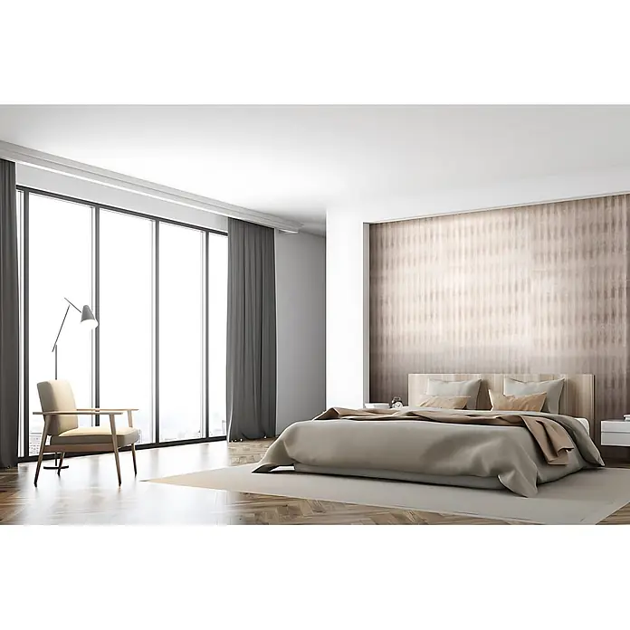 Wallface Wandpaneel 19781-NA Antigrav LEGUAN Silver Wandpaneel Leguan Optik silber 2,6 m2 - grau-beige, 2.600 x 1.000 mm - Ein modernes, geräumiges Schlafzimmer mit neutral getöntem Bett, hellem Holz-Sessel und großen Fenstern.