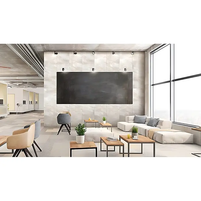 Wallface Wandpaneel 23100 GENESIS White Wandverkleidung in Marmor Optik matt weiß 2,60 m2 - creme-weiß, 2.600 x 1.000 mm - Eine moderne Bürolounge mit großer Tafel, bequemen Sofas und verschiedenen Sitzgelegenheiten, lichtdurchflutet.