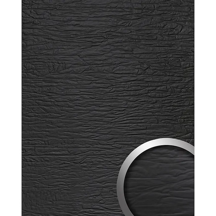 Wallface Wandpaneel 24936 CRASHED Graphite Black Wandverkleidung 3D matt anthrazit 2,6 m2 - 2.600 x 1.000 mm - Dunkelgraue, horizontal geraffte Textur, akzentuiert durch einen metallischen Silberring.