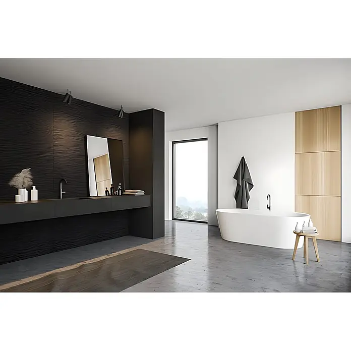 Wallface Wandpaneel 24936 CRASHED Graphite Black Wandverkleidung 3D matt anthrazit 2,6 m2 - 2.600 x 1.000 mm - Modernes Badezimmer mit schwarzer Strukturwand, Waschtisch und freistehender weißer Badewanne. Mit großem Fenster und Holzdetails.