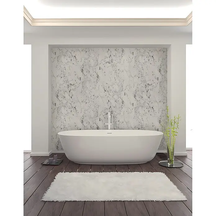 Wallface Wandpaneel 19566-NA Antigrav MARBLE White Dekorpaneel in Marmor Optik weiß 2,6 m2 - grau-weiß, 2.600 x 1.000 mm - Eine weiße freistehende Badewanne in einem modernen Bad mit Marmorwand, dunklem Holzboden und weißem Teppich.