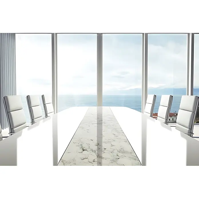 Wallface Wandpaneel 19345 MARBLE WHITE Dekorpaneel in Marmor Optik glänzend weiß 2,6 m2 - grau-weiß, 2.600 x 1.000 mm - Weißer, glänzender Konferenztisch mit Marmormuster-Mittelteil und passenden weißen Stühlen in einem hellen Besprechungsraum.
