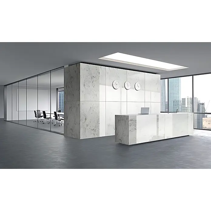 Wallface Wandpaneel 19345 MARBLE WHITE Dekorpaneel in Marmor Optik glänzend weiß 2,6 m2 - grau-weiß, 2.600 x 1.000 mm - Moderner Büroempfang mit weißem Marmortresen und Wand, drei Uhren, neben einem Glas-Besprechungsraum.