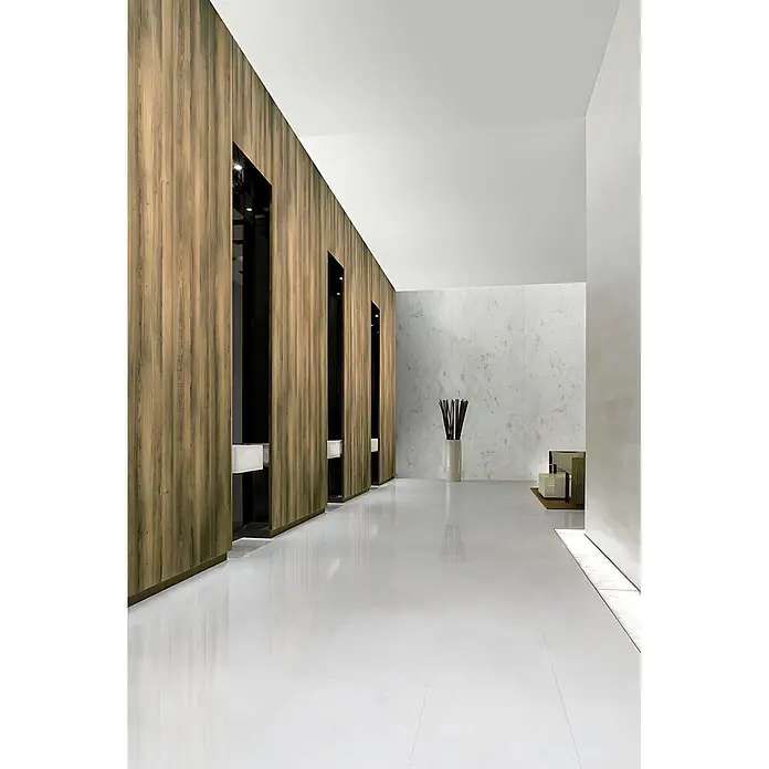 Wallface Wandpaneel 22785 Sessile Oak Wandverkleidung in Holz Optik matt braun 2,60 m2 - 2.613 x 1.000 mm - Moderner Flur mit dunklen Holzpaneelen und großen glänzenden weißen Bodenfliesen.