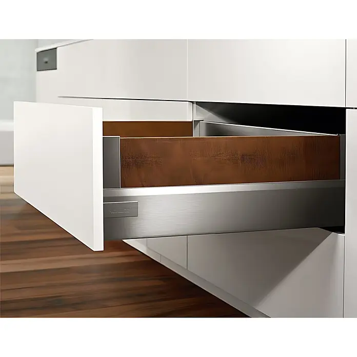Wallface Wandpaneel 31668 LEGUAN Leder Wand-Paneel Dekor Verkleidung kupfer-braun 2,60 qm - kupfer-braun - Offene moderne Küchenschublade mit weißer Front, gebürsteten Metallseiten und texturiertem dunkelbraunem Innenraum.