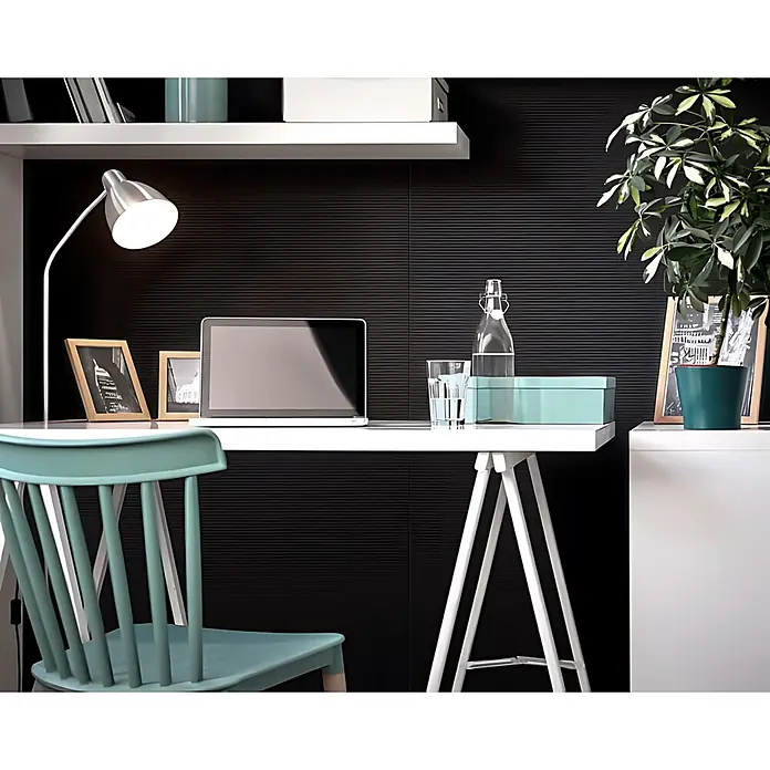 Wallface Wandpaneel 24958 MOTION Graphite Black Wandverkleidung unifarben matt schwarz 2,6 m2 - 2.600 x 1.000 mm - Ein moderner weißer Schreibtisch mit Bockbeinen und ein hellblauer Holzstuhl, eingerichtet als funktionales Home-Office.