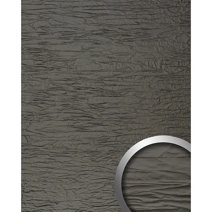 Wallface Wandpaneel 24940 CRASHED Smoke PF Wandverkleidung 3D seidenmatt grau 2,6 m2 - 2.600 x 1.000 mm - Dunkelgrauer zerknitterter Stoff mit horizontalen Falten und einer stark strukturierten Oberfläche.