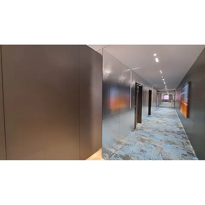 Wallface Wandpaneel 24961 NOTCH Silver Wandverkleidung unifarben glänzend silber 2,6 m2 - 2.600 x 1.000 mm - Moderner Flur mit dunklen Wandpaneelen, reflektierender Kunstwand und gemustertem Teppich zu einer dekorativen Stirnwand.