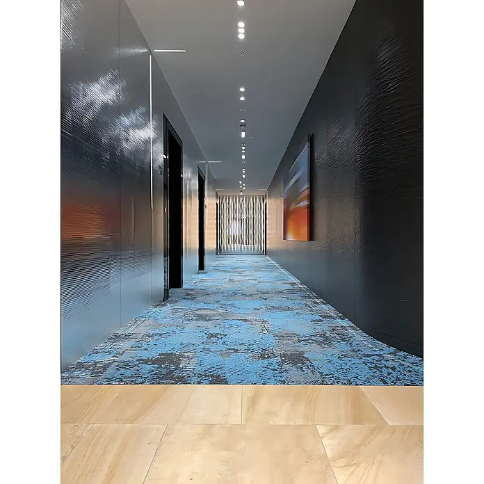 Wallface Wandpaneel 24961 NOTCH Silver Wandverkleidung unifarben glänzend silber 2,6 m2 - 2.600 x 1.000 mm - Moderner Korridor mit strukturierten Wänden, einem leuchtend blau-grauen Teppich und eleganter Beleuchtung, der zu einem hellen, dekorativen Ende führt.