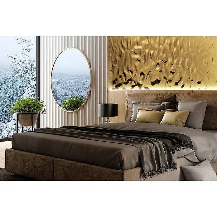 Wallface Wandpaneel 27823 OCEAN Gold Wandpaneel in Metall-Optik spiegelnd gold 2,6 m2 -  - Gepolstertes Bett in einem modernen Schlafzimmer mit goldener Wandakzent, Blick auf einen verschneiten Wald. Das Bett hat braunen Stoff und dunkle Bettwäsche.