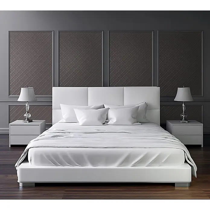 Wallface Wandpaneel 19546 CORD Charcoal Light Wandverkleidung Leder Optik matt grau 2,6 m2 - 2.600 x 1.000 mm - Weißes Polsterbett mit passender weißer Bettwäsche und zwei weißen Nachttischen mit Lampen in einem Schlafzimmer.