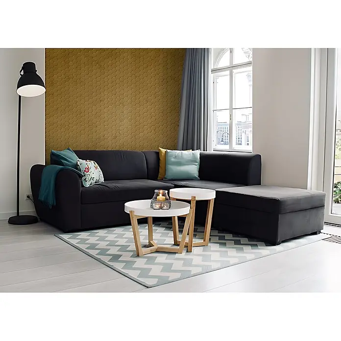 Wallface Wandpaneel 22731 COMB VELVET Curry Wandverkleidung Honigwaben Optik matt gelb 2,63 m2 - 2.613 x 1.005 mm - Dunkelgraues L-förmiges Sofa mit Ottomane, zwei weißen Beistelltischen und blau-weißem Zickzack-Teppich in modernem Wohnzimmer.
