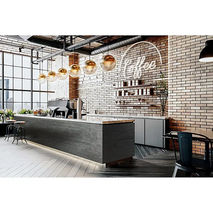 Wallface Wandpaneel 24951 CLASSY Black Wandverkleidung Natur Dekor seidenmatt anthrazit 2,6 m2 - 2.600 x 1.000 mm - Moderner Coffeeshop im Industriestil mit dunkler Holztheke, Espressomaschine und warmen Pendelleuchten vor einer Ziegelwand.