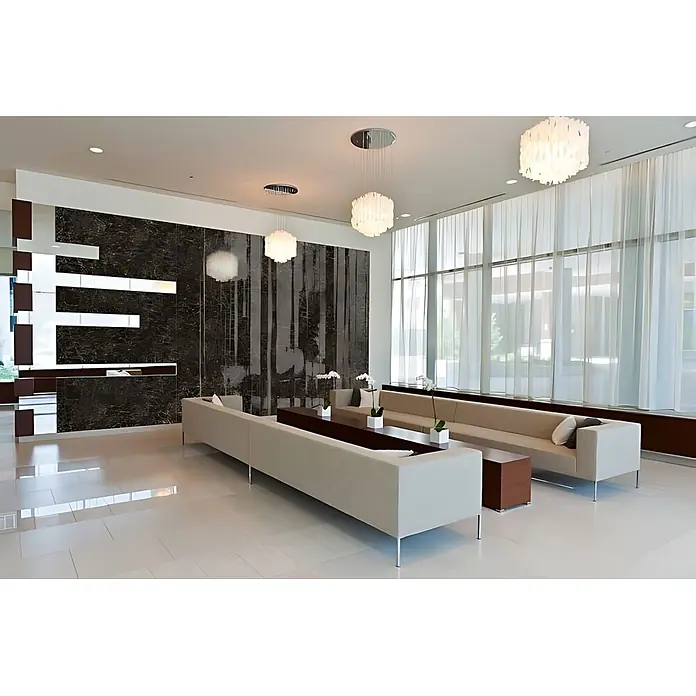 Wallface Wandpaneel 19343 MARBLE EMPERADOR Wandverkleidung in Marmor Optik braun 2,6 m2 - braun-beige, 2.600 x 1.000 mm - Moderne Lobby mit hellbeigen Sofas, dunklen Holztischen und einzigartigen weißen Kronleuchtern. Große Marmorwand und transparente Vorhänge prägen den Raum.