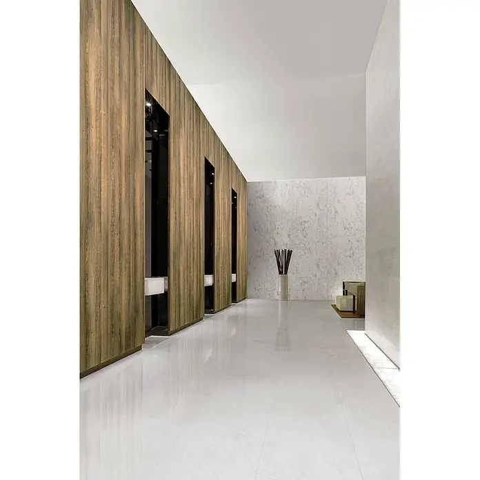 Wallface Wandpaneel 25511 Sessile OAK Nature Wandpaneel in Holz Optik matt braun 2,6 m2 - gold-braun, 2.600 x 1.000 mm - Polierte helle Bodenfliesen und warme Holzpaneelwände in einem modernen Flur.
