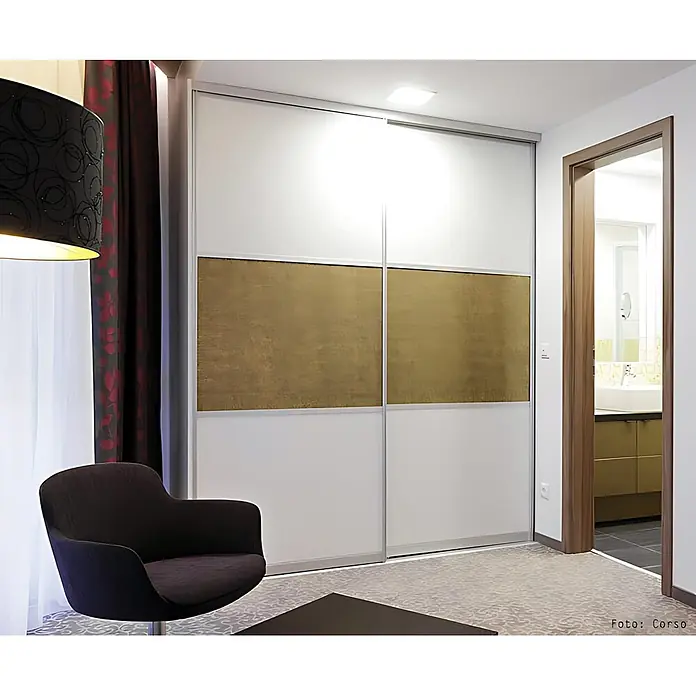 Wallface Wandpaneel 13478 LEGUAN Leder Wand-Paneel Dekor Verkleidung gold 2,60 qm - 2.600 x 1.000 mm - Zweitüriger Schiebetürenschrank mit weißen und goldenen Paneelen, in ein modernes Zimmer integriert.